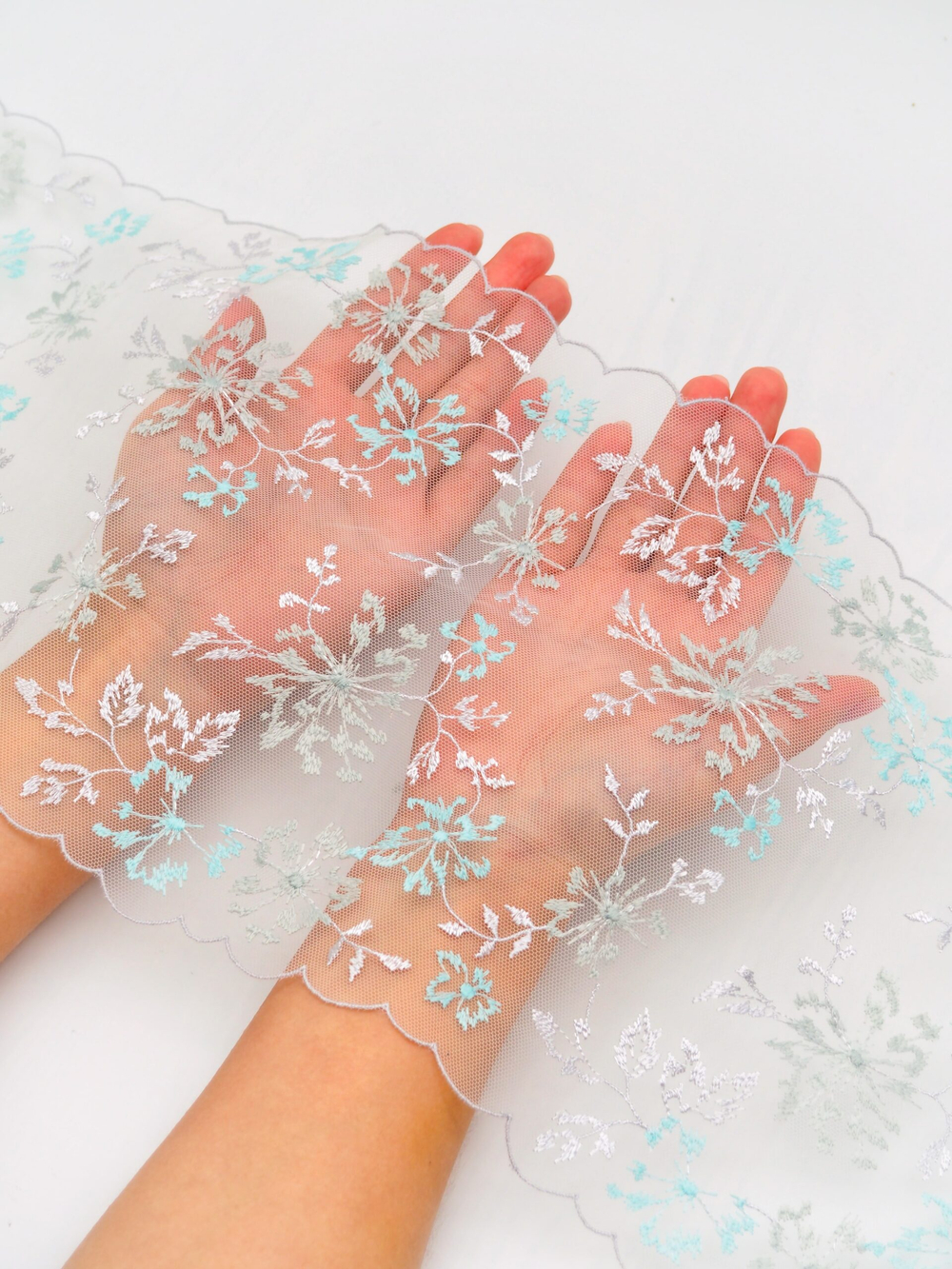 Вышивка на сетке светло-серая с серым и пыльной мятой неэластичная ширина 21 см