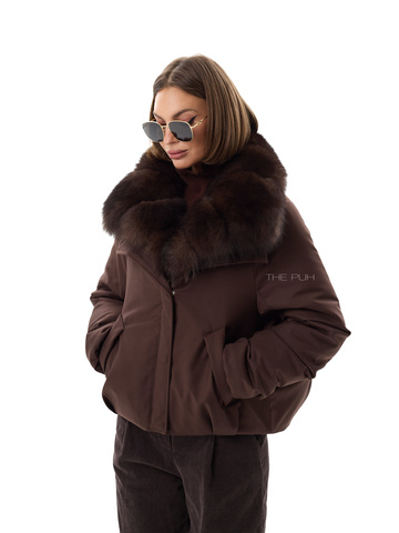 Короткая шоколадная парка с песцовым воротником