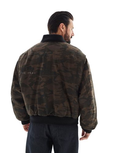 Утепленный бомбер с камуфляжным принтом