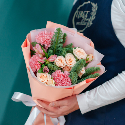 Сборный букет с нобилисом, кустовой розой и диантусами