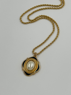 Кулон с тёмно-синей эмалью и «жемчугом» Burberrys