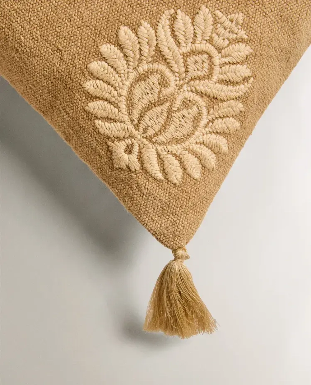 ZARA HOME НАВОЛОЧКА ДЛЯ ДЕКОРАТИВНОЙ ПОДУШКИ С ВЫШИВКОЙ, СВЕТЛО-БЕЖЕВЫЙ