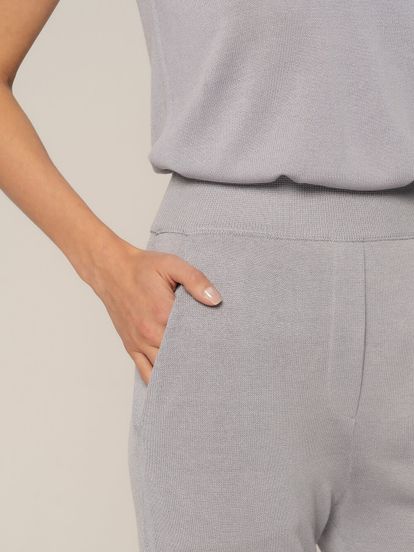 Женские брюки с карманами светло-серого цвета из шелка и вискозы - фото 5