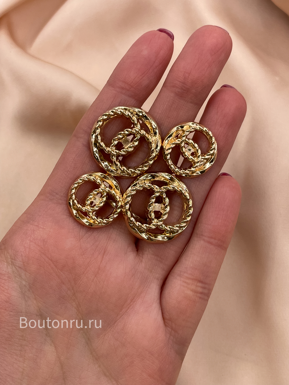 Пуговицы в стиле Шан. золотистые рифленое лого