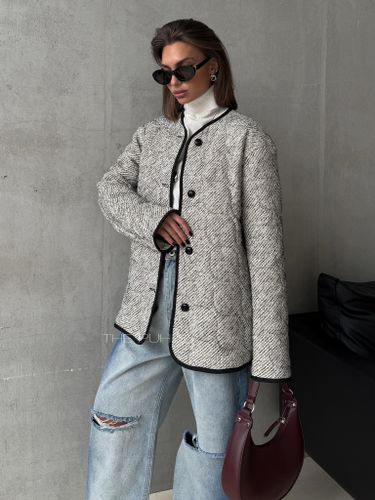 Бежевая куртка из твида с фигурной стежкой