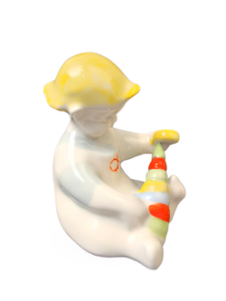 Фарфоровая статуэтка "Мальчик с пирамидкой" Городница