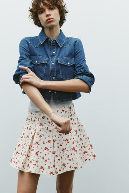 ZARA МИНИ-ЮБКА В СКЛАДКУ ИЗ ТКАНИ С ЦВЕТОЧНЫМ ПРИНТОМ, ЭКРЮ/КРАСНЫЙ