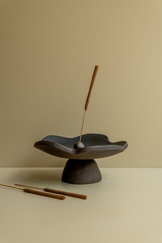 Подставка для благовоний на ножке / Wild Muse