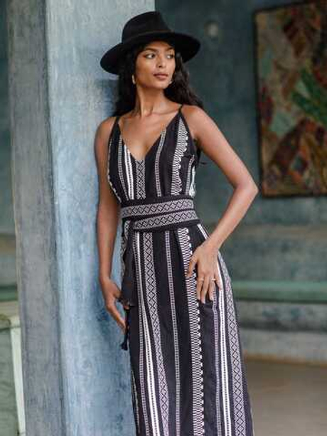 Жаккардовое платье макси с V-образным вырезом (черно-белое)