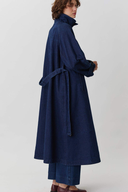 Объемный плащ из синей вареной джинсы