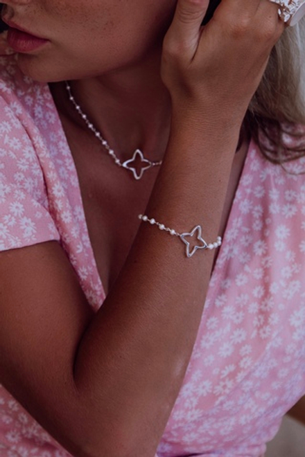 Браслет «Клевер» на цепочке из белого жемчуга