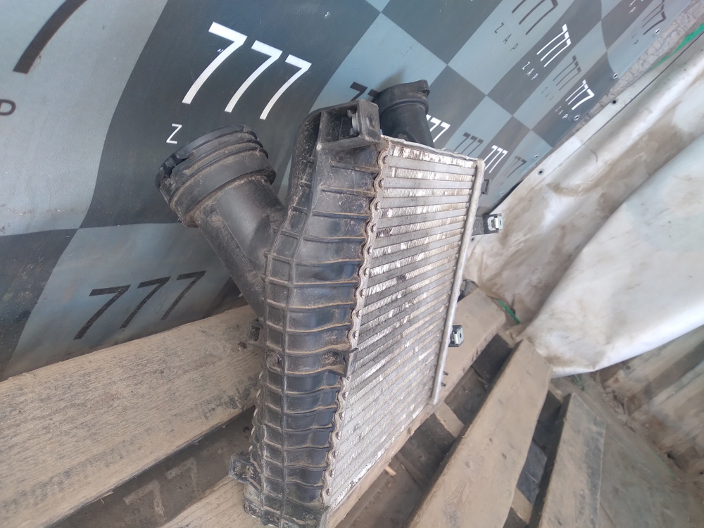 Интеркулер левый Volkswagen Porsche Touareg 2, Cayenne 2 (958) 10-18 Б/У Оригинал 7l6145803