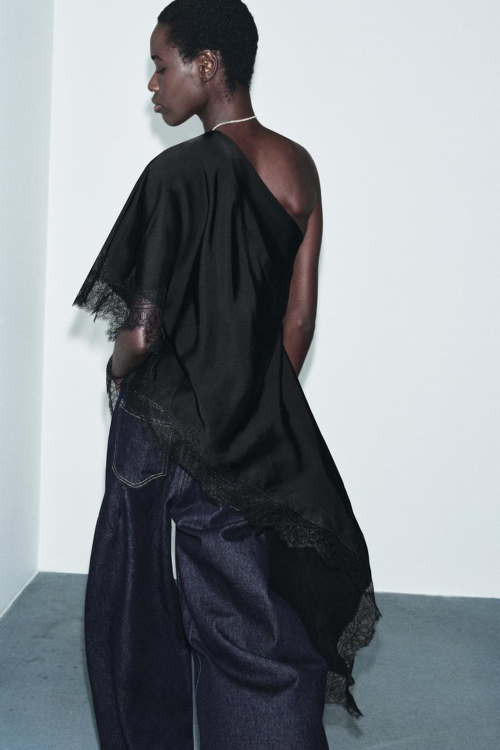 ZARA АСИММЕТРИЧНЫЙ ТОП С КРУЖЕВОМ — ZW COLLECTION, ЧЕРНЫЙ