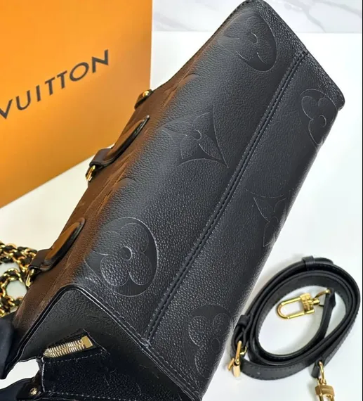 Сумка-тоут LOUIS VUITTON On The Go East West со съемным ремнем-цепочкой с плетёной отделкой из кожи