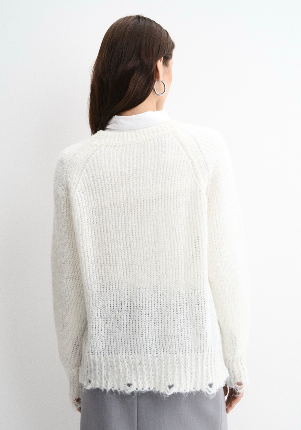 Свитер с рваными краями белый