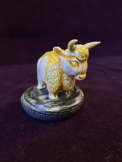 Миниатюра "Бычок", рог лося, дерево, серебро