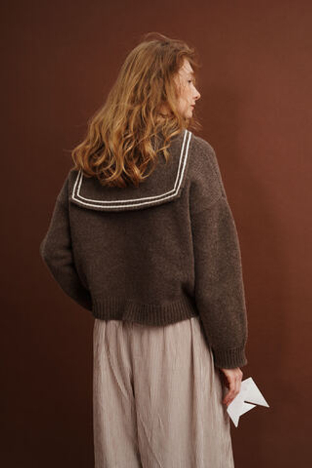 Пуловер с воротником-морячкой из мериноса кофейного цвета