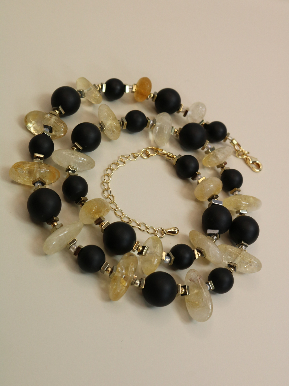 Чокер "Сияние контраста" с цитрином и агатом