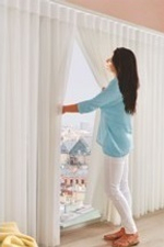 Вертикальные тюлевые жалюзи "Вальс" с карнизом Стандарт без декоративной планки, ткань коллекции Шуберт, цвет 9516 латте