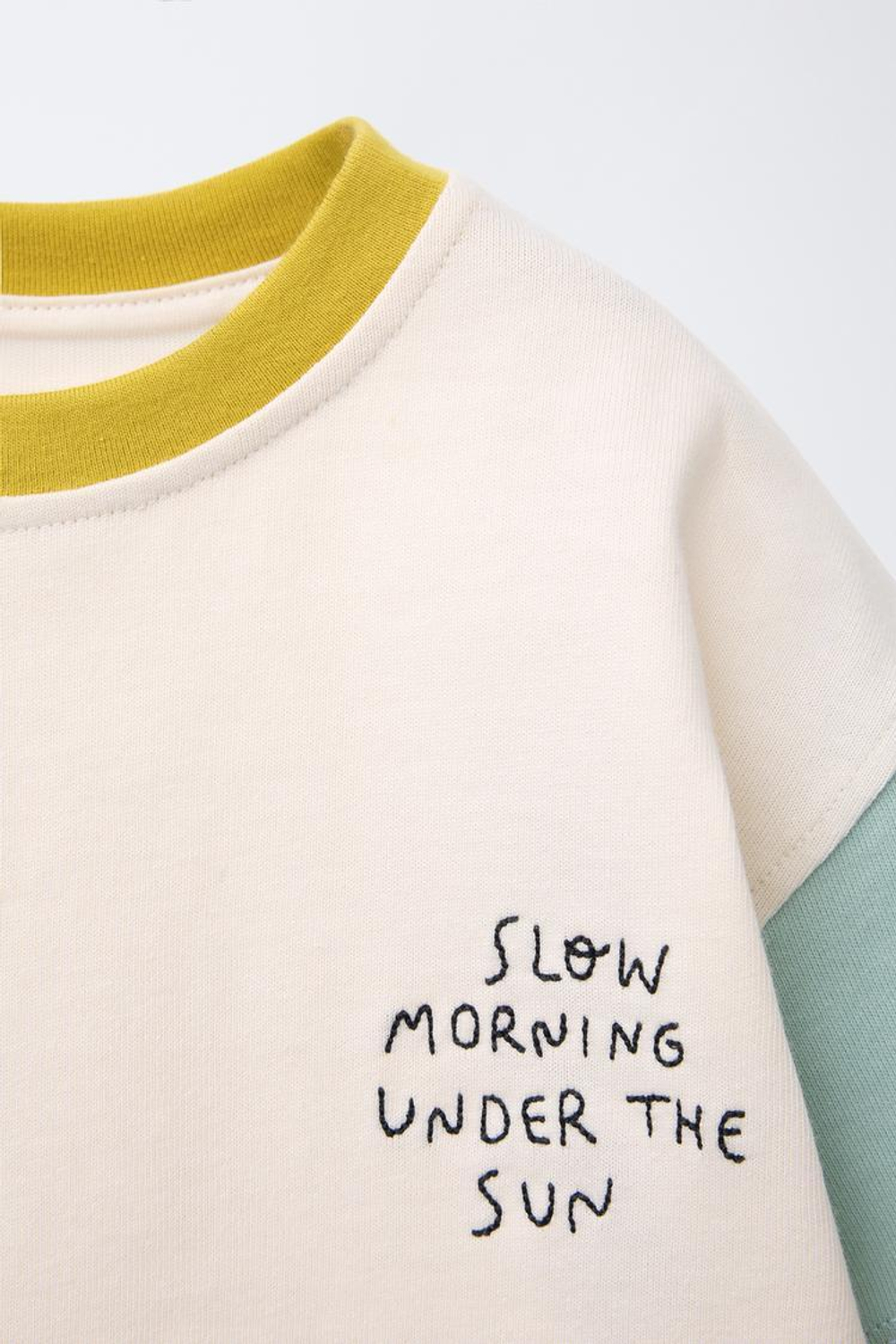 ZARA КОМПЛЕКТ ИЗ ФУТБОЛКИ И ШОРТОВ-ДЖОГГЕРОВ В СТИЛЕ КОЛОР-БЛОК, ЗЕЛЕНОВАТО-СИНИЙ