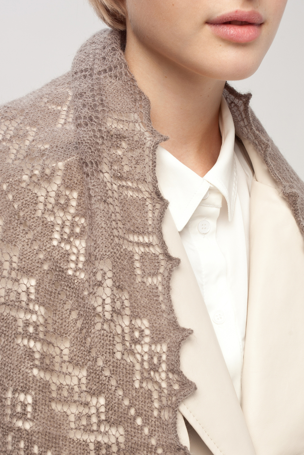 Оренбургский пуховый платок-косынка П3-130184-03 серый