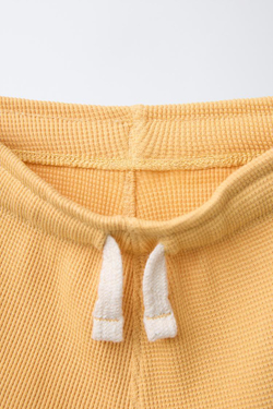 ZARA КОМПЛЕКТ ИЗ ТОПА И ШОРТОВ-БЕРМУДОВ ИЗ РИФЛЕНОГО ТРИКОТАЖА, ПАСТЕЛЬНО-ЖЕЛТЫЙ