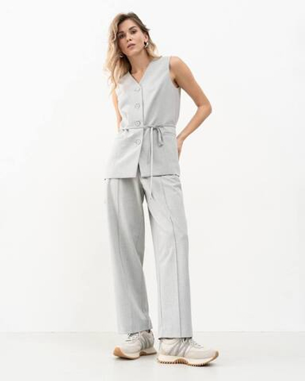 Костюм серый брючный с удлинённым жилетом.