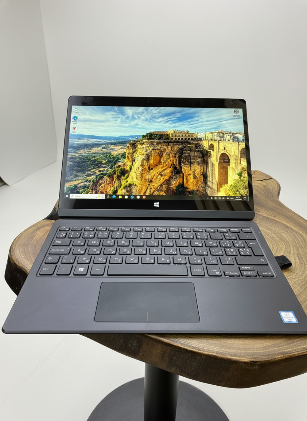 12.5" Уцененный ноутбук Dell Latitude 7275 2-in-1 (1920x1080, Intel Core m5-6Y57, RAM 8ГБ, SSD 256ГБ, Intel HD Graphics 515, Win 10)