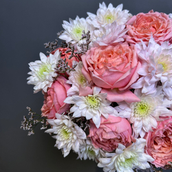 Композиция"Лея М"(кустовая пионовидная роза,кустовая хризантема)