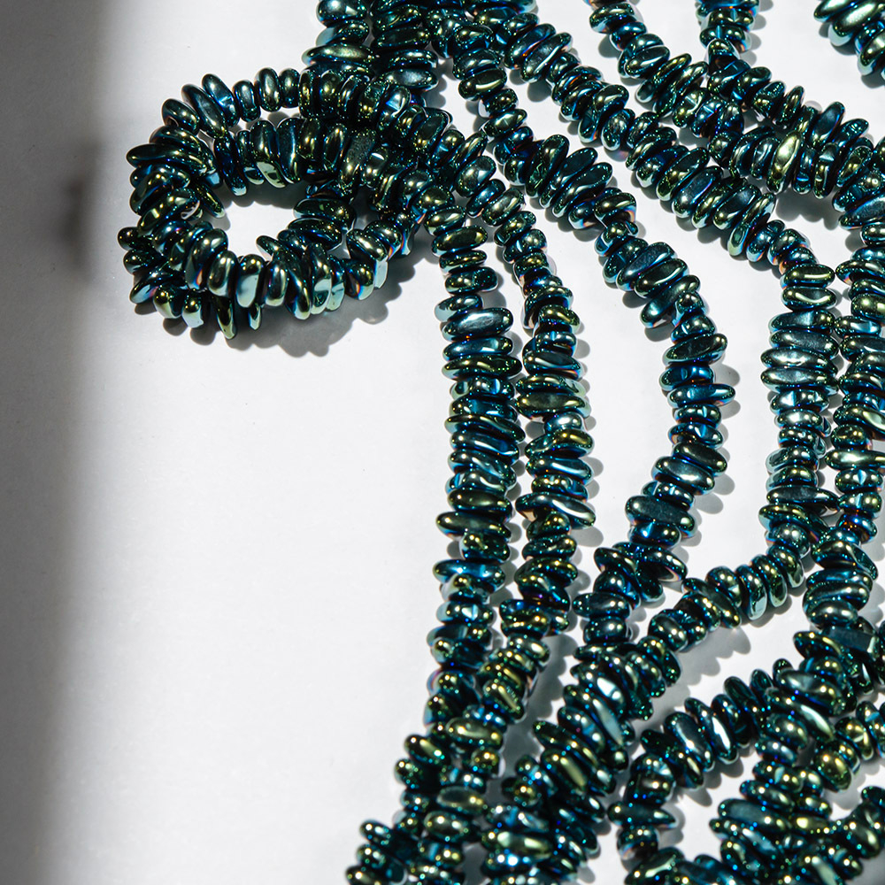 Гематин (гематит), оттенок "Зеленый металлик", тонкий фриформ 6-8*2,5мм