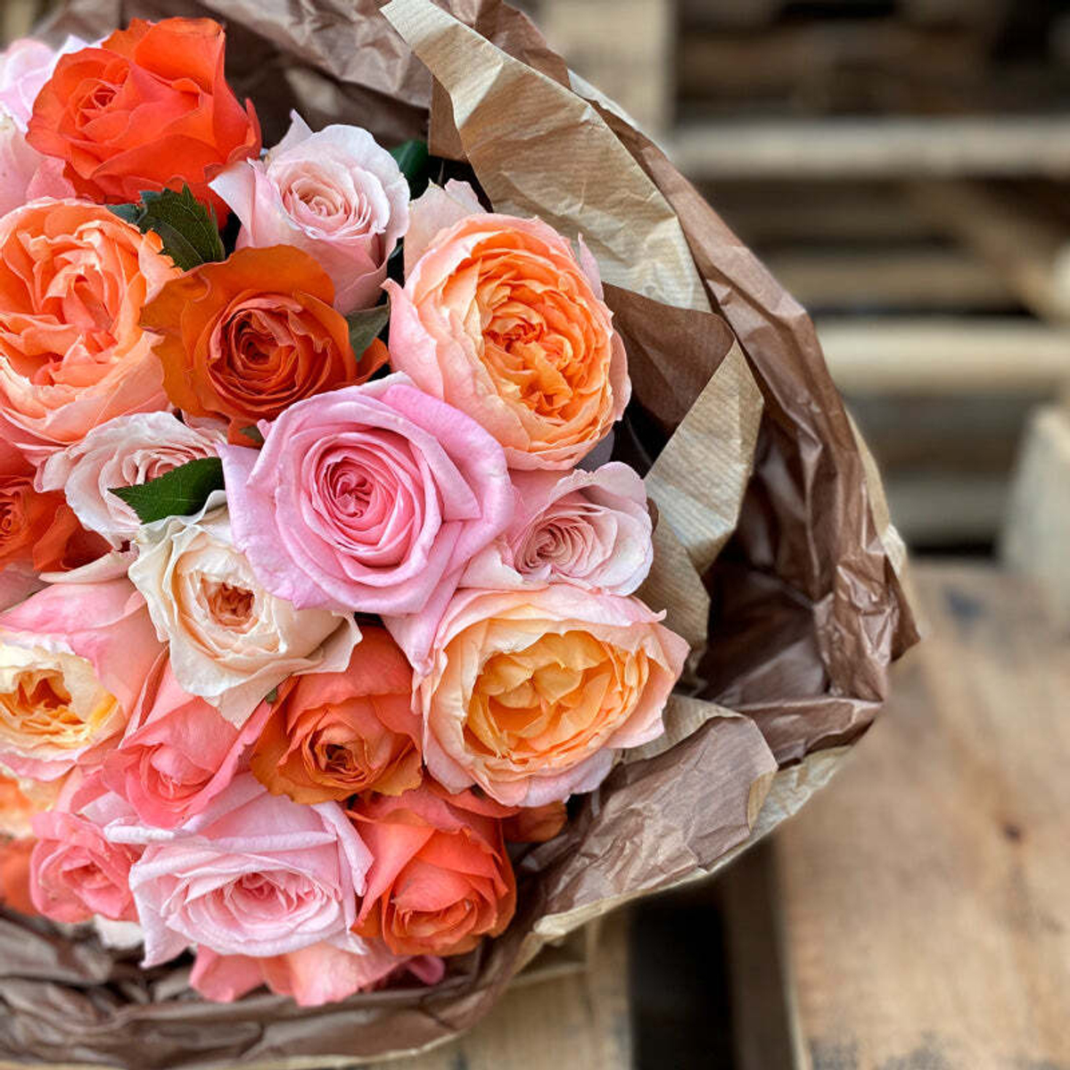 Коралловый микс — букет интерьерных и ароматных роз