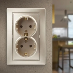 Розетка Intro Plano 1-205-04 с заземлением двойная 2X2P+E Schuko 16А-250В IP20 скрытой установки шампань