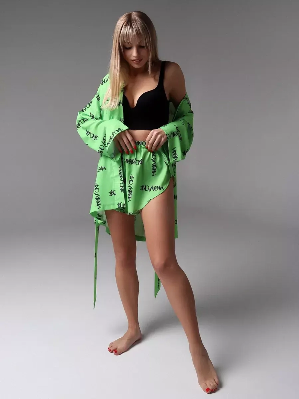 Костюм в пижамном стиле с шортами