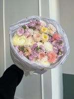 Букет из кустовых пионовидных роз, маттиолы, хризантемы и ранункулюса