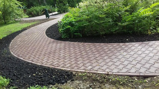 Тренды ландшафтного дизайна 2025: какую плитку выбирают дизайнеры для частных территорий