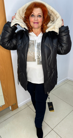 Черная куртка со светлой отделкой искусственным мехом