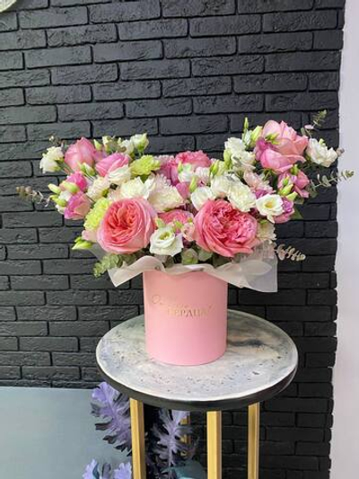 "Императрица2" шикарная шляпная коробка с пионовидными розами.