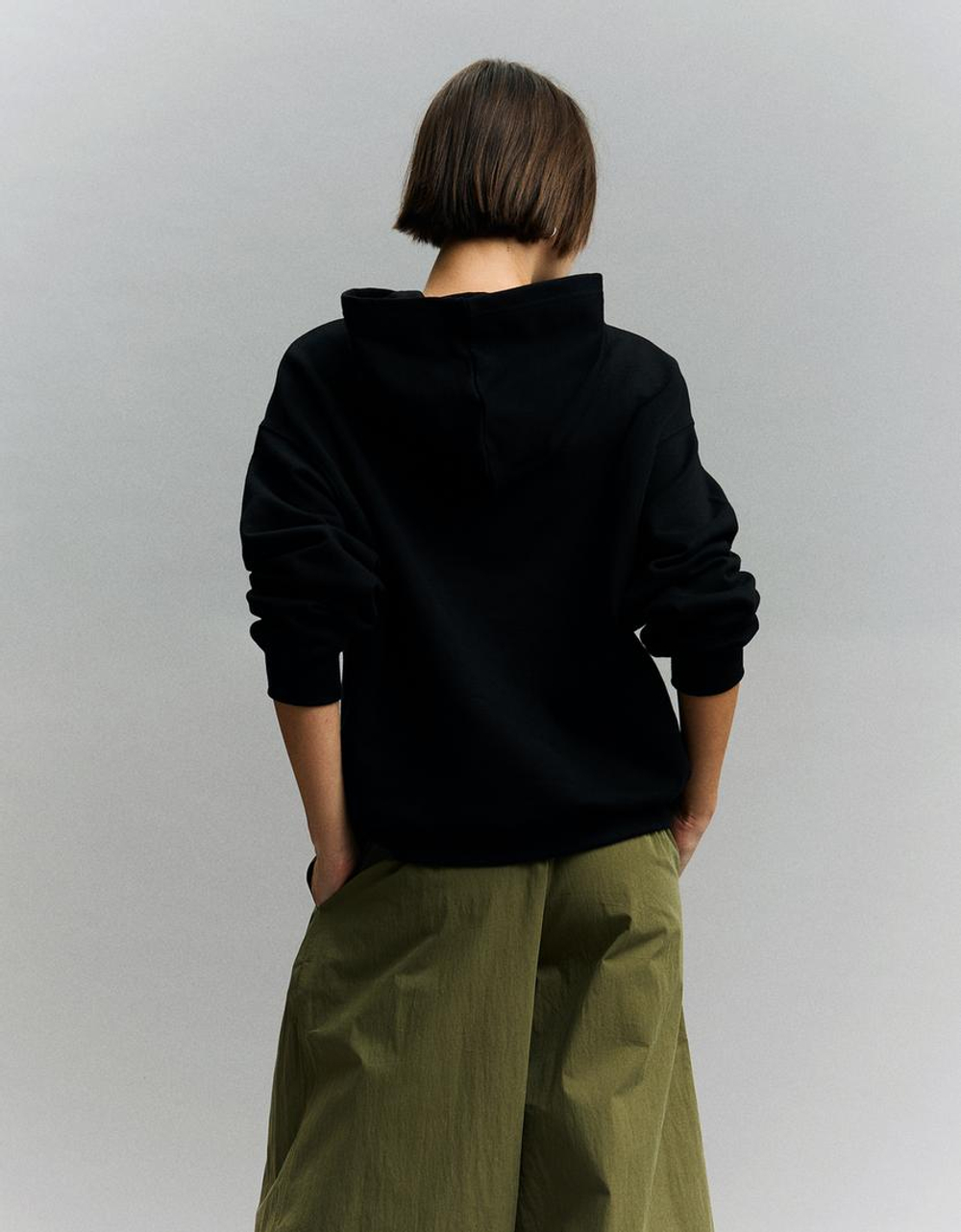 BERSHKA Толстовка с принтом «Cardi B», черный