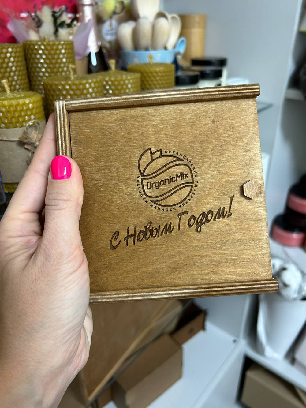 Подарочный корпоративный набор с крем-медом в деревянной шкатулке