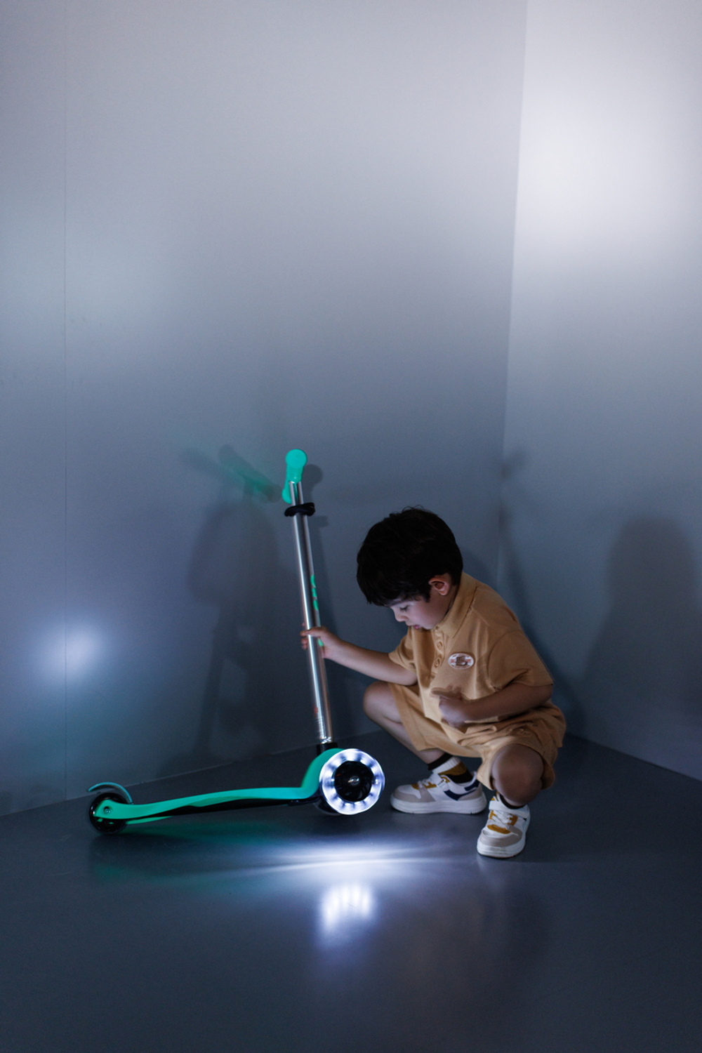 Самокат Maxi Micro Deluxe Glow (светящийся) LED зеленый мармелад