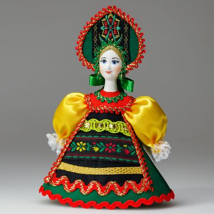 Малая подвесная кукла в переднике с тесьмой