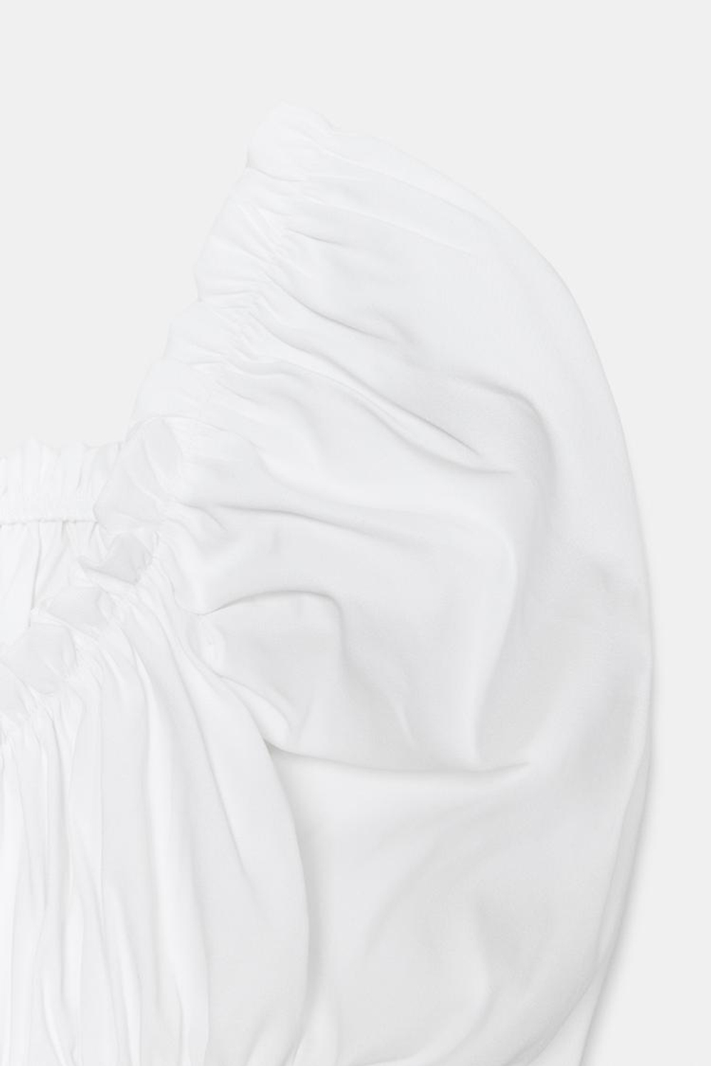 ZARA ТОП С ЭЛАСТИЧНЫМИ СБОРКАМИ И ОБЪЕМНЫМИ РУКАВАМИ, БЕЛЫЙ