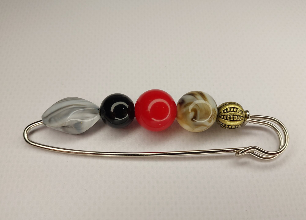 Булавка брошь "Цветные камешки" для кардигана,  пальто, платков, костюмов, одежды. .Цвет серый чёрный красный.