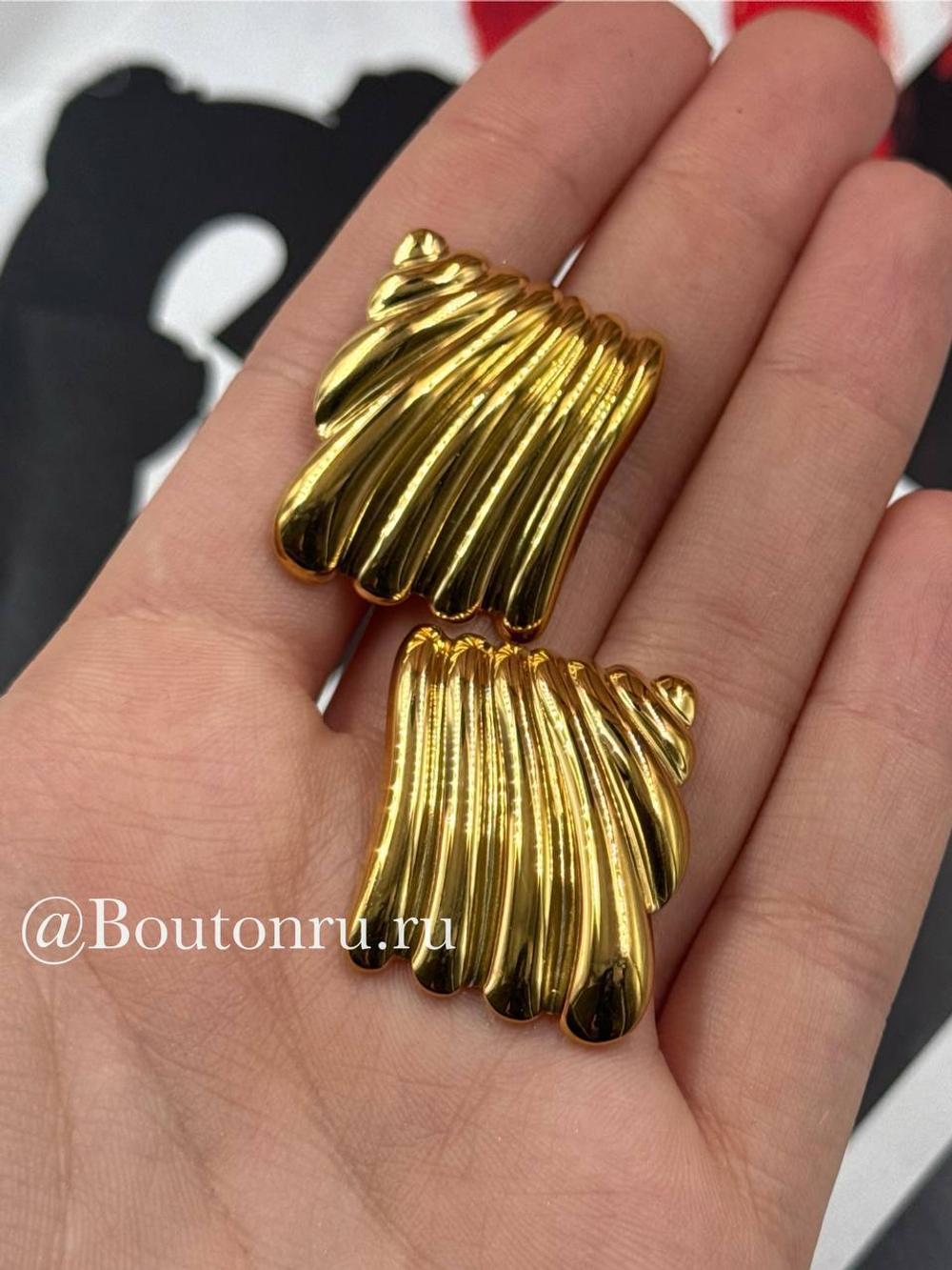 Серьги золотистые прямоугольные с объемным узором