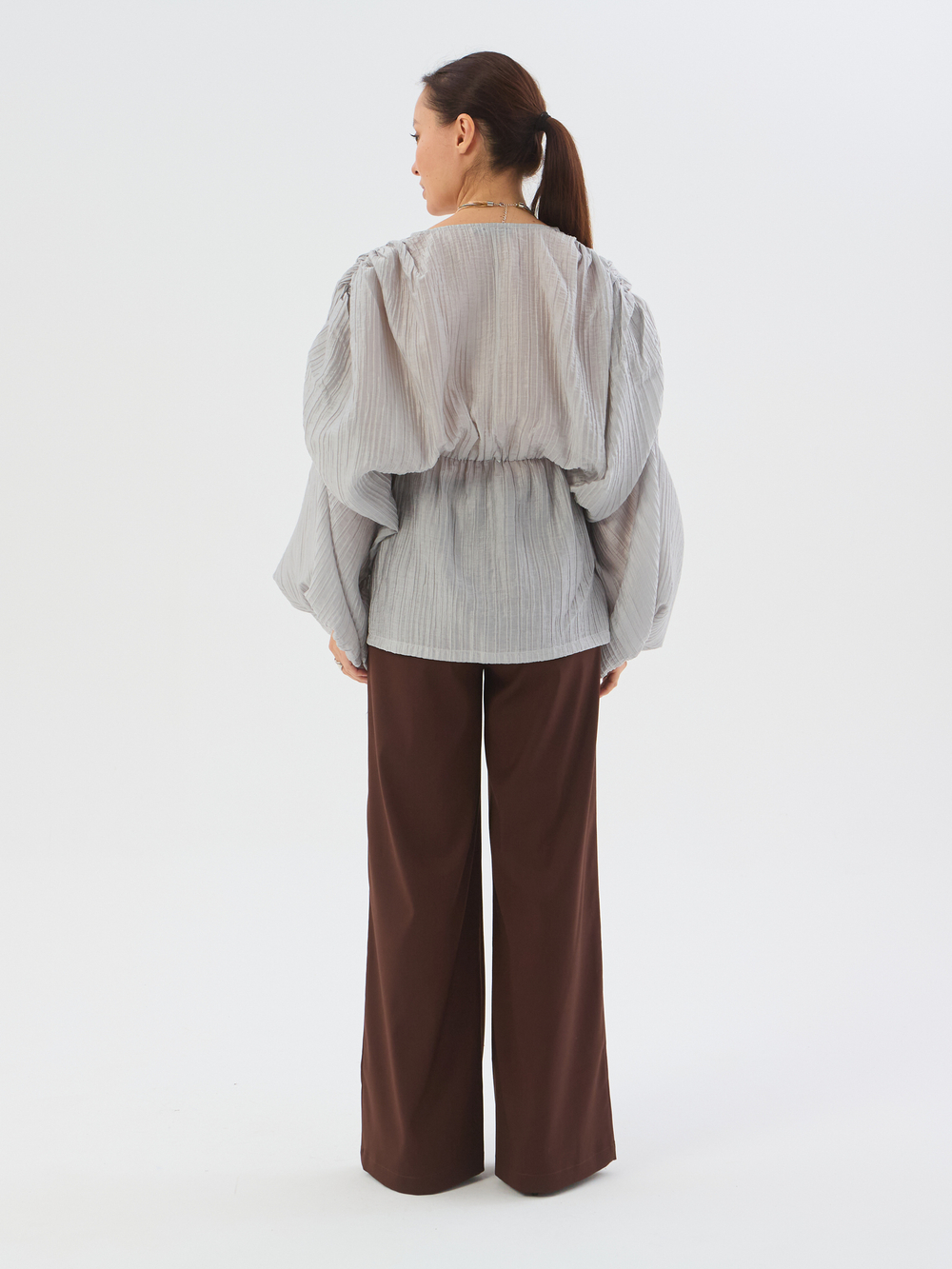 Топ из жатки с объемными рукавами серый