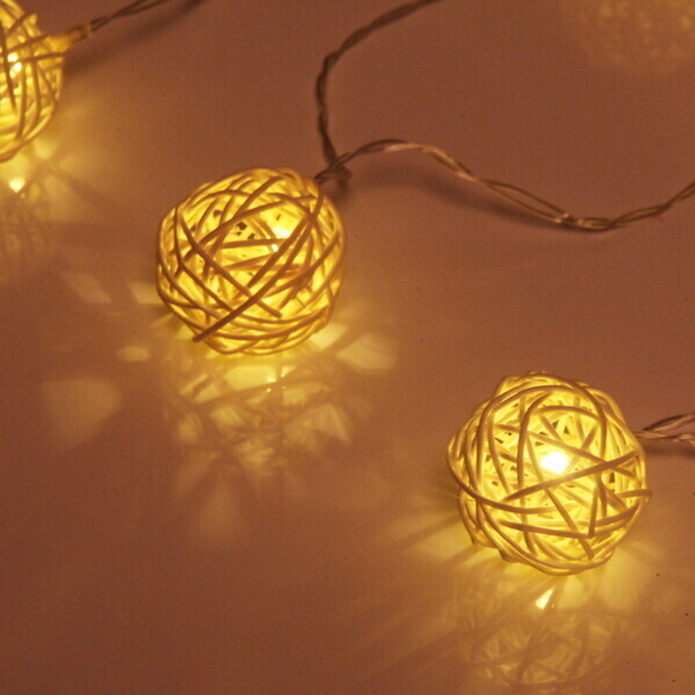 Гирлянда для дома 2м 10 ламп LED с насадками ШАР ПЛЕТЕНЫЙ БЕЛЫЙ d-5 см, прозрач.провод, IP-20 Теплый белый на батарейках 2АА