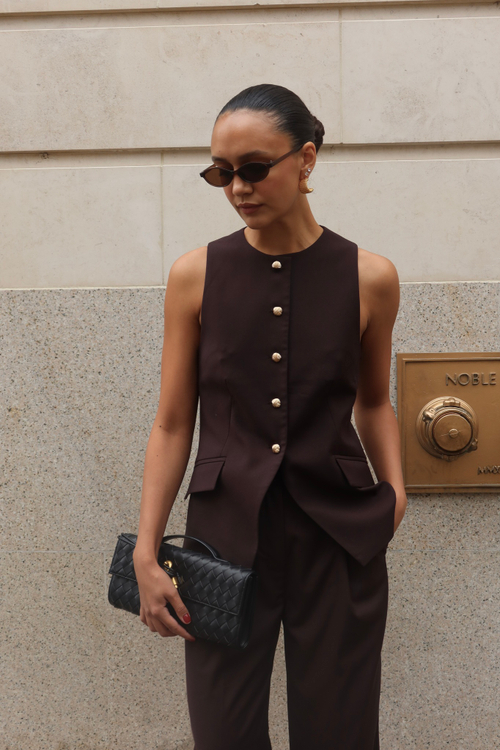 Жилет удлиненный с острыми бортами темно-коричневый