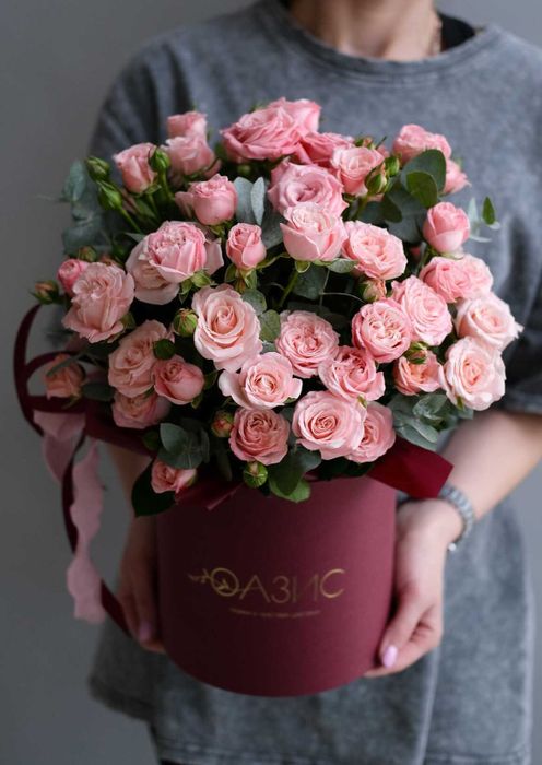 Композиция в шляпной коробке с кустовыми розами