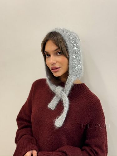 Вязаный серый чепчик из ангоры с пайетками