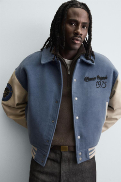 ZARA УТЕПЛЕННЫЙ БОМБЕР С НАШИВКАМИ, СЕРО-СИНИЙ